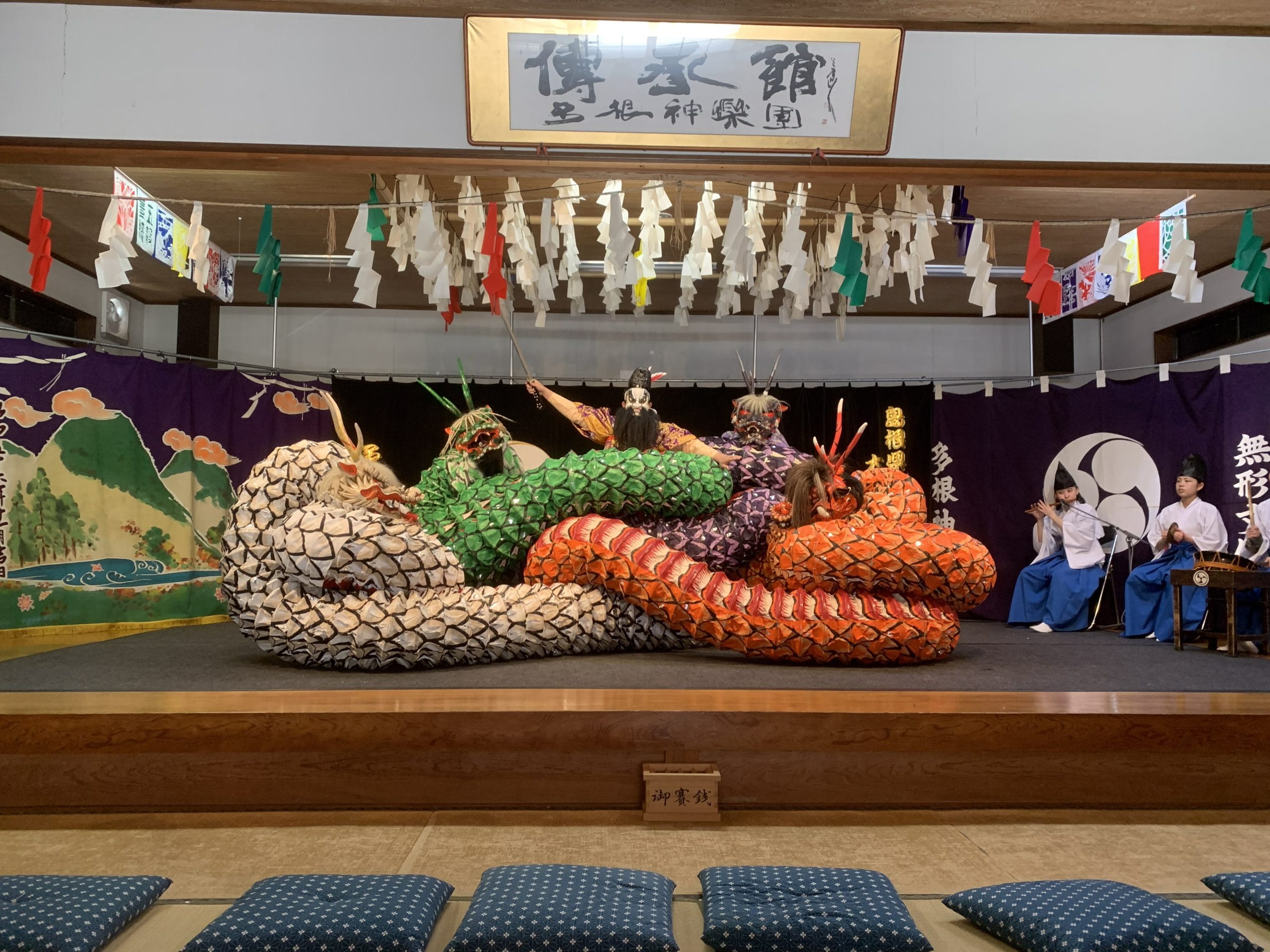 多根神楽伝承館 椅子席中央からの見え方