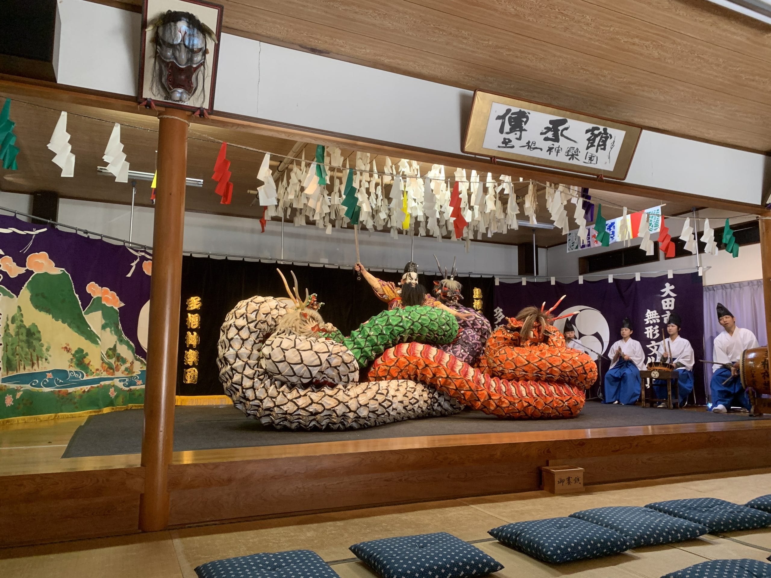 多根神楽伝承館 椅子席左側からの見え方