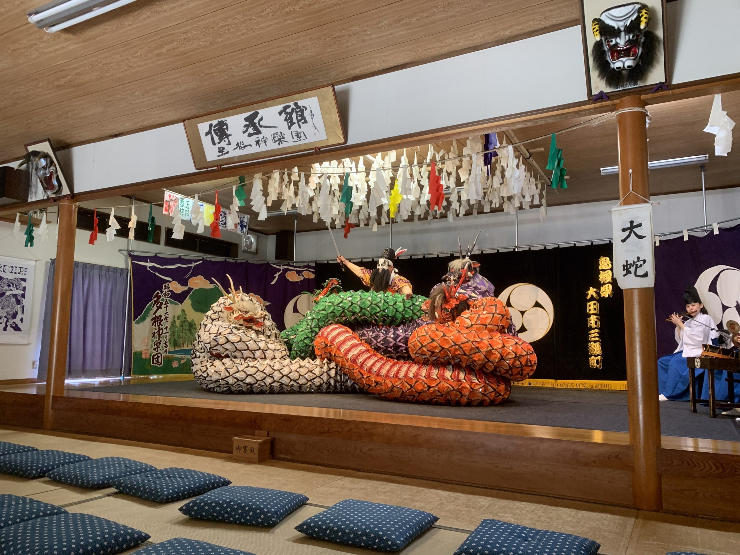 多根神楽伝承館 椅子席右側からの見え方
